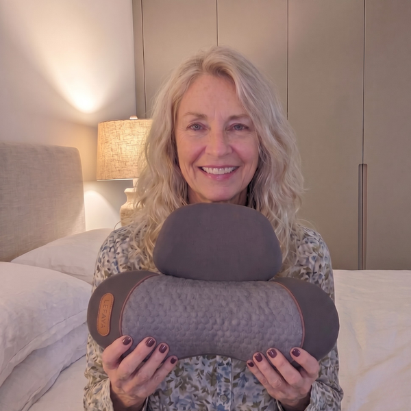 Karin Meisner avec le coussin de massage cervical