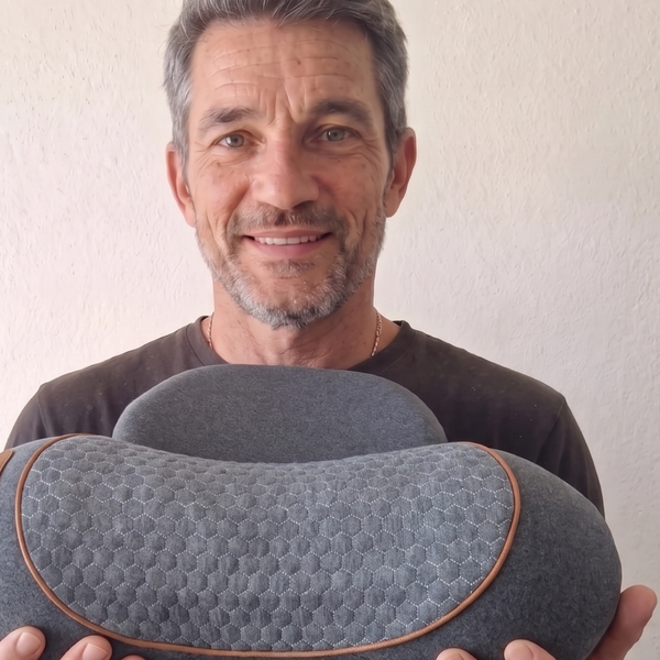 Marco Weiler avec le coussin de massage cervical