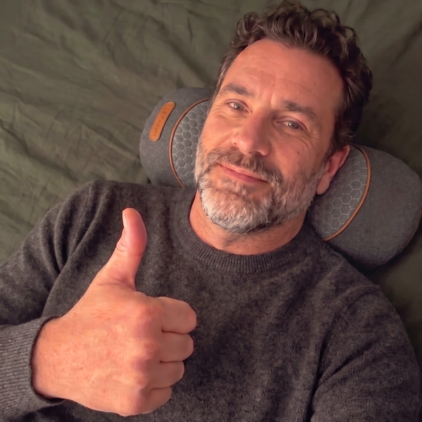 Oliver Ressel allongé sur le coussin de massage cervical
