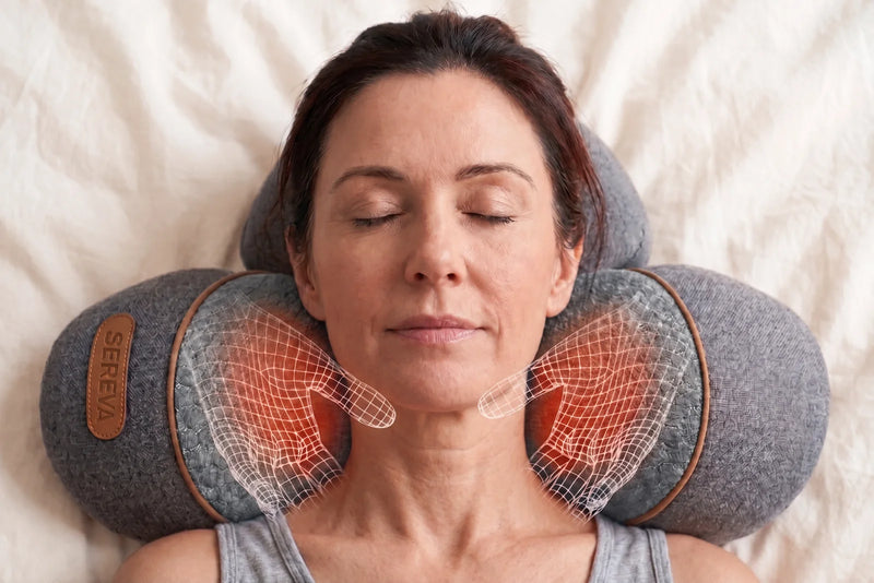 Femme se relaxant sur le coussin chauffant Vertéa